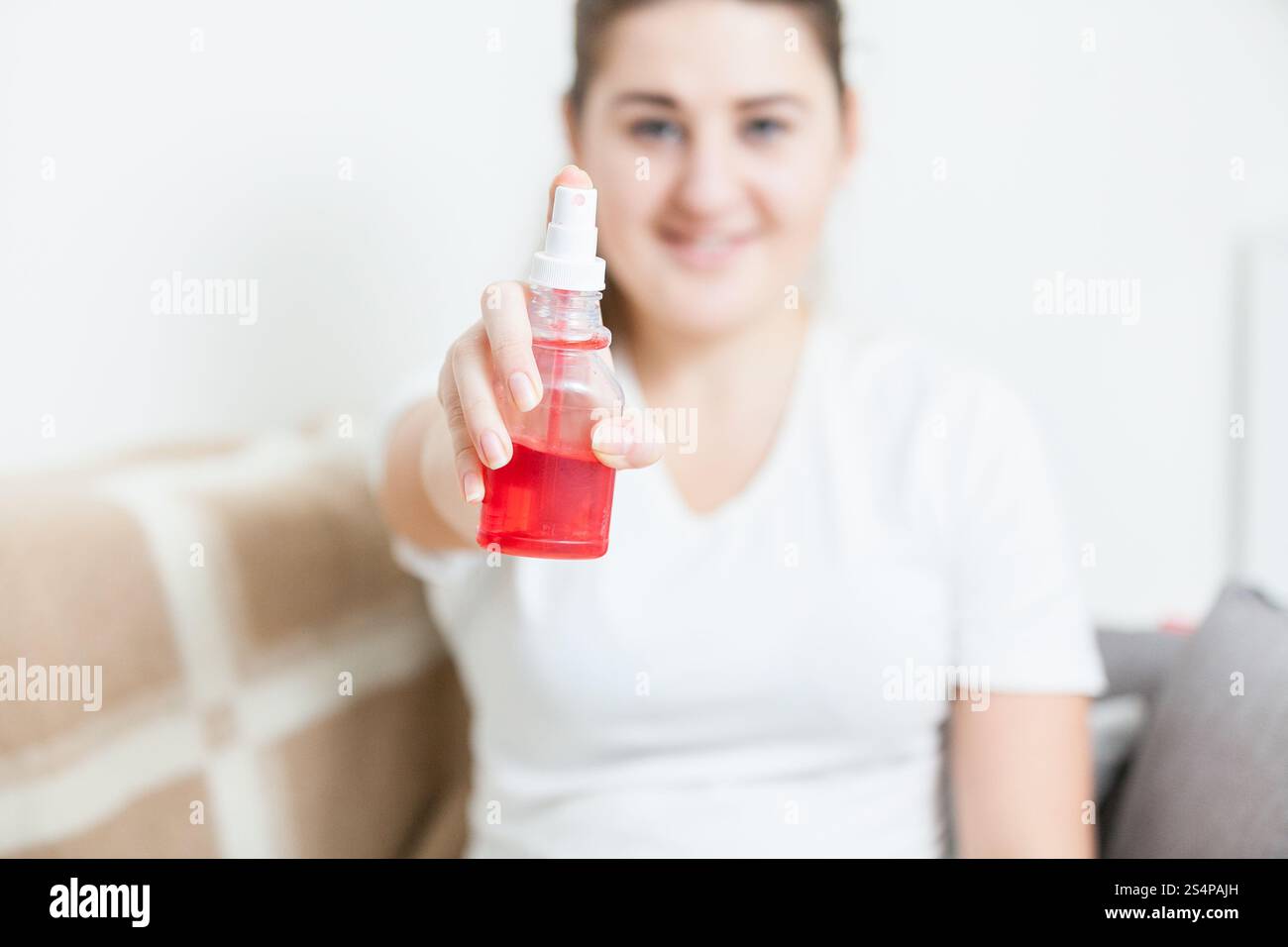 Porträt von lächelnden Frau Holding medizinische spray Stockfoto