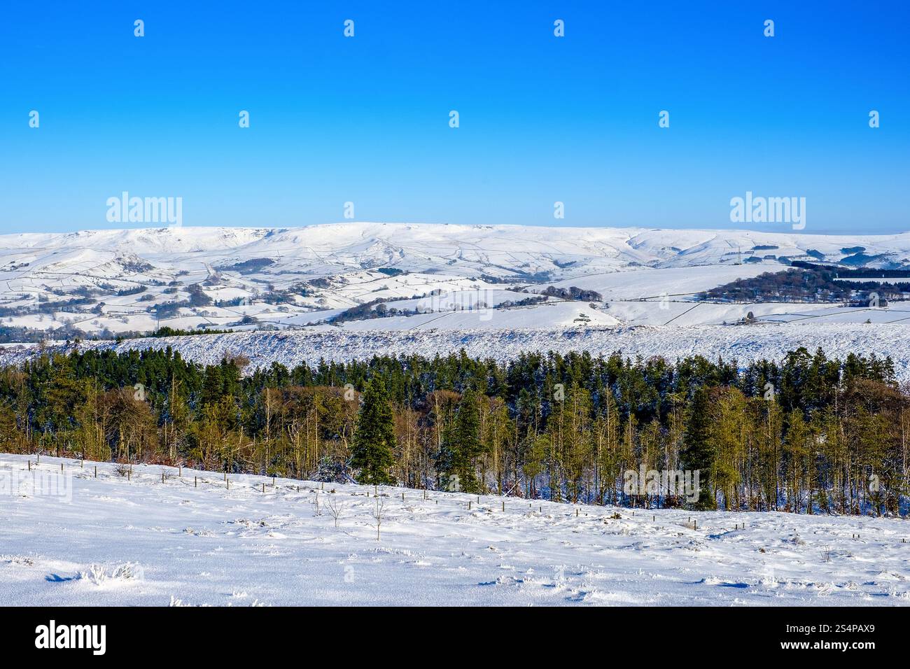 Blick auf Kinder Scout vom Bergrücken des Shining Tor im Winterschnee, Goyt Valley, Buxton, Derbyshire, Peak District Stockfoto