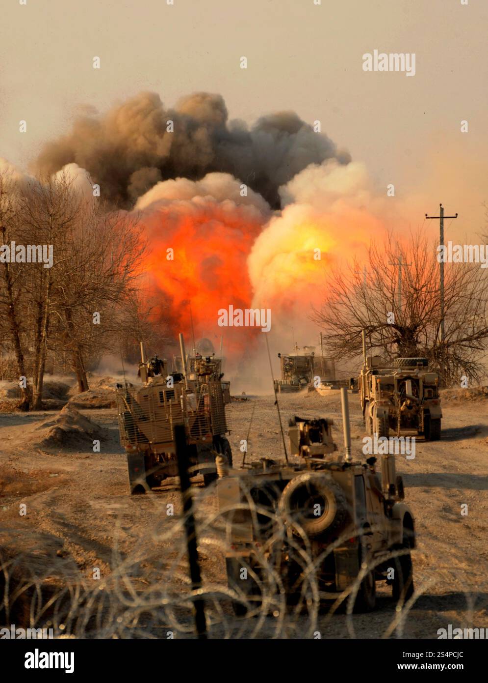 GOR TEPA, KUNDUZ, AFGHANISTAN - 28. Dezember 2010 - als eine Gehirnerschütterung den Boden erschüttert, bricht nach einem Meter eine Kugel aus Rauch und Flammen und Trümmern in die Luft aus Stockfoto