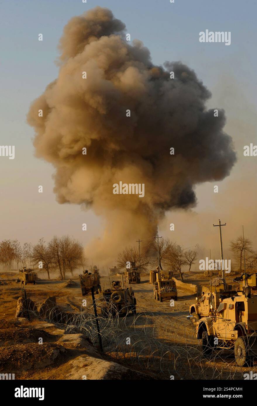 GOR TEPA, KUNDUZ, AFGHANISTAN - 28. Dezember 2010 - als eine Gehirnerschütterung den Boden erschüttert, bricht nach einem Meter eine Kugel aus Rauch und Flammen und Trümmern in die Luft aus Stockfoto