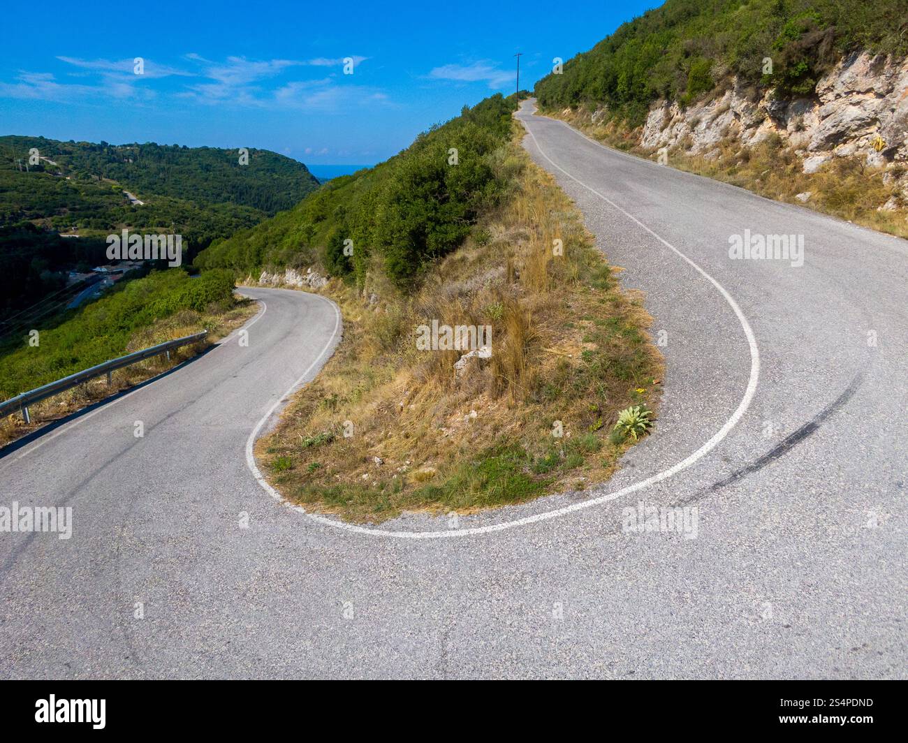 Gewundene Bergstraße mit malerischem Blick auf die Küste. Stockfoto