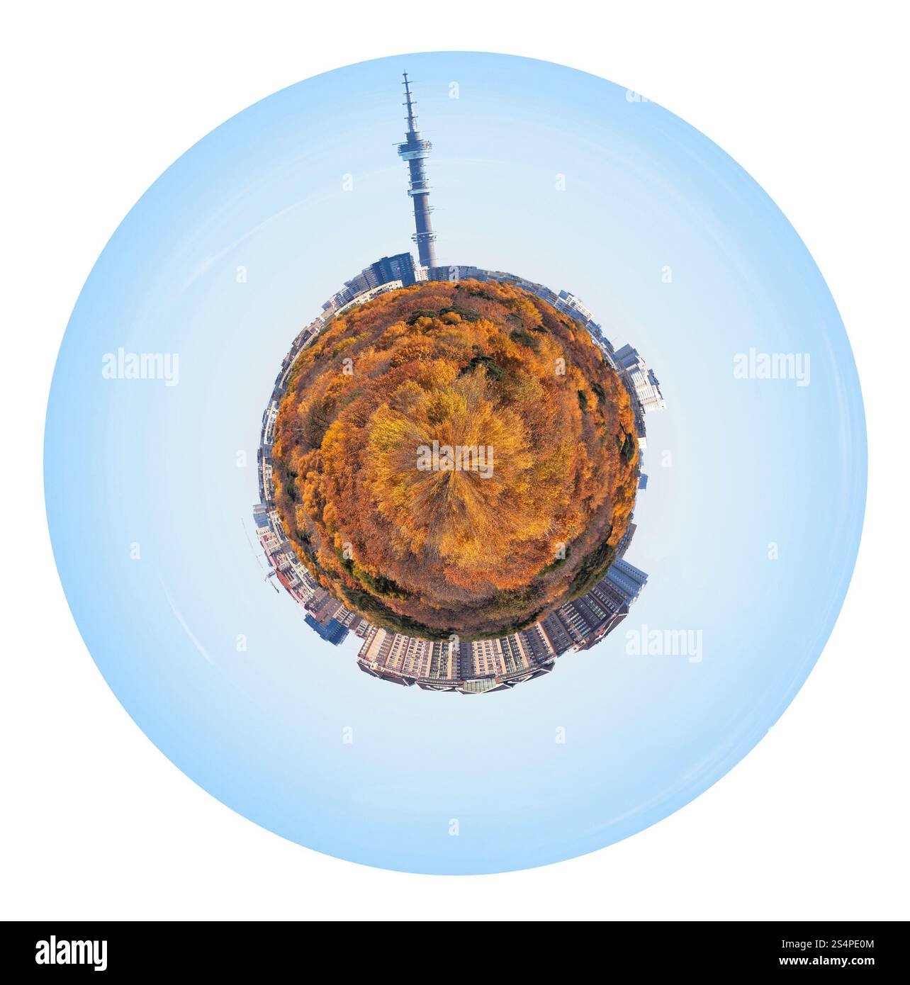 kleine Planeten - kleine Planeten mit gelben Herbstwald und städtischen Häusern und Fernsehturm isoliert auf weißem Hintergrund Stockfoto