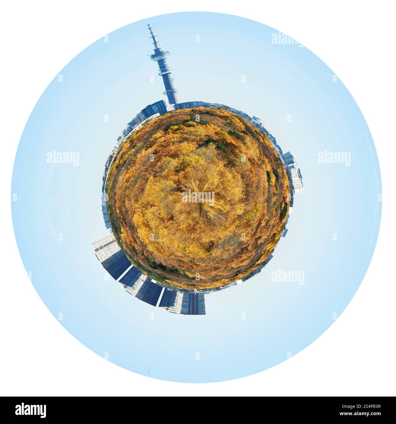 kleine Planeten - kugelförmigen Planeten mit gelben Herbstwald und Stadthäuser und Fernsehturm isoliert auf weißem Hintergrund Stockfoto