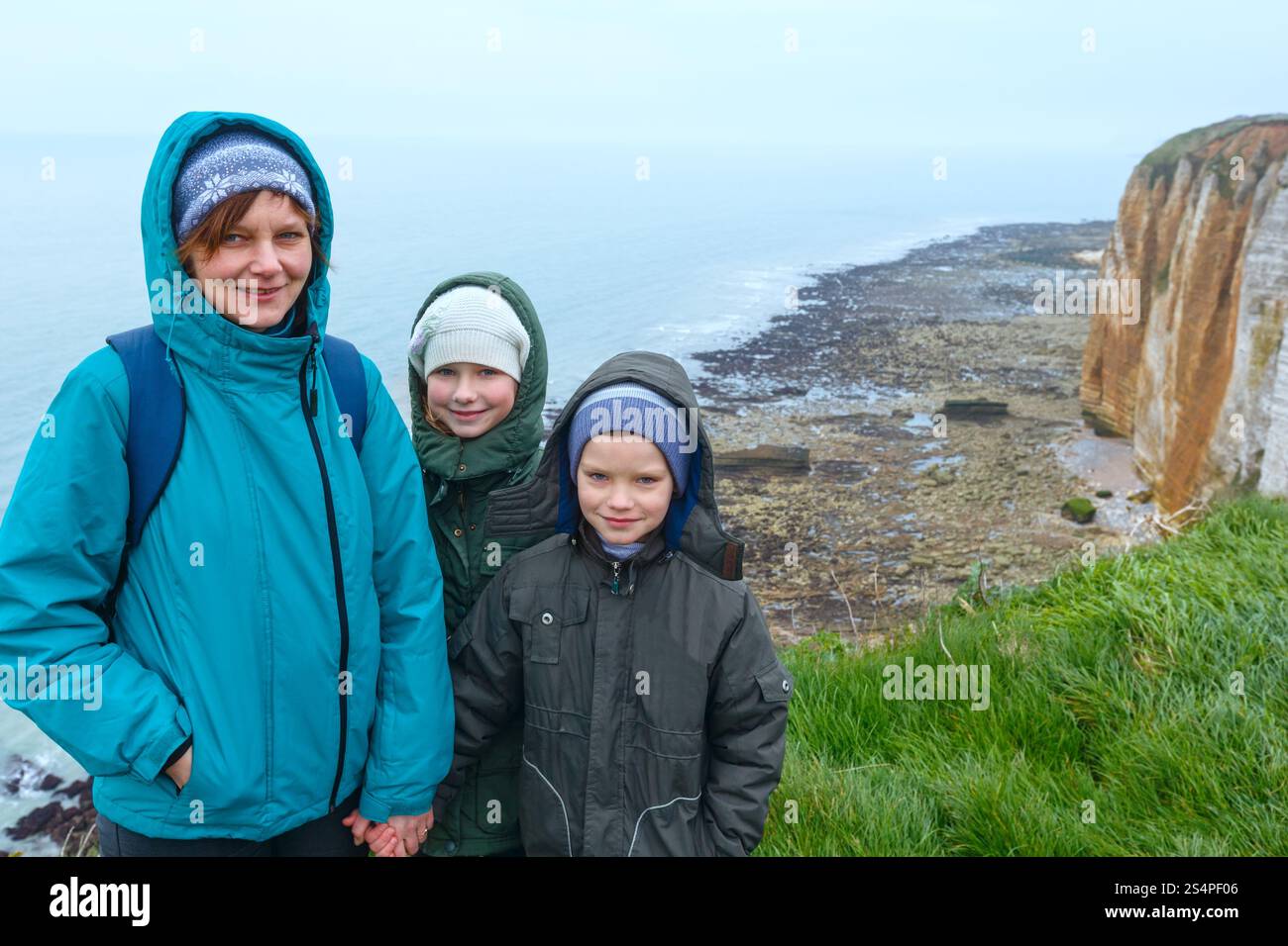 Familie und Etretat Frühling Küste, Frankreich. Blick von oben. Stockfoto