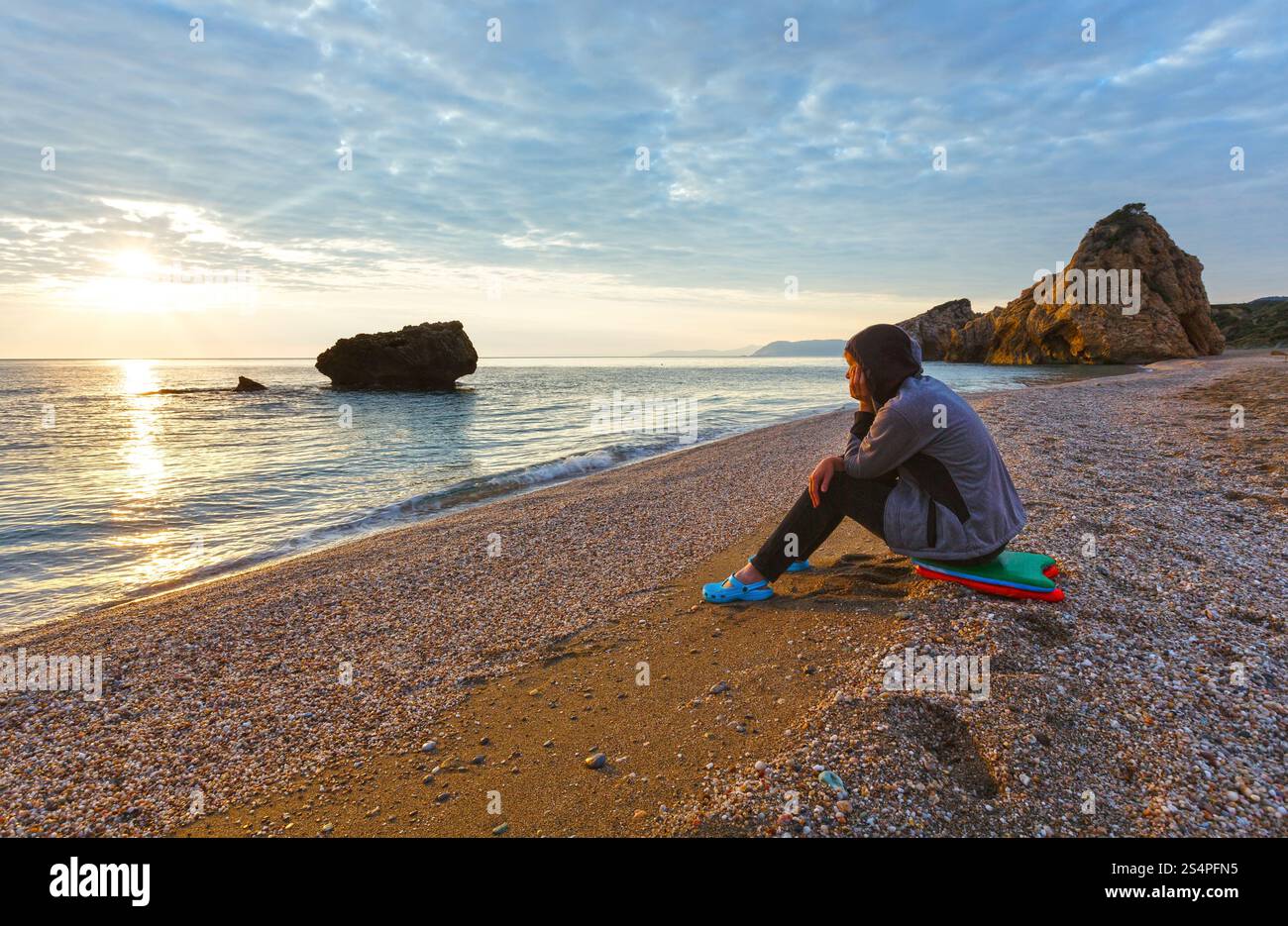 Frau am Strand Potistika. Sonnenaufgang (Griechenland). Ägäische Meer. Stockfoto