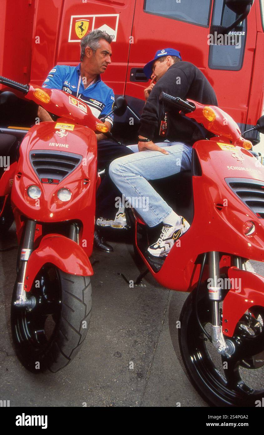 Der Italiener Flavio Briatore und der Österreicher Gerhard Berger auf den Ferrari F1 Rollern, 1997 Stockfoto