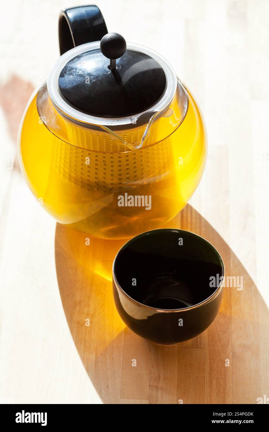 grüner Tee im Glas Teekanne und schwarzen Trinkschale Stockfoto