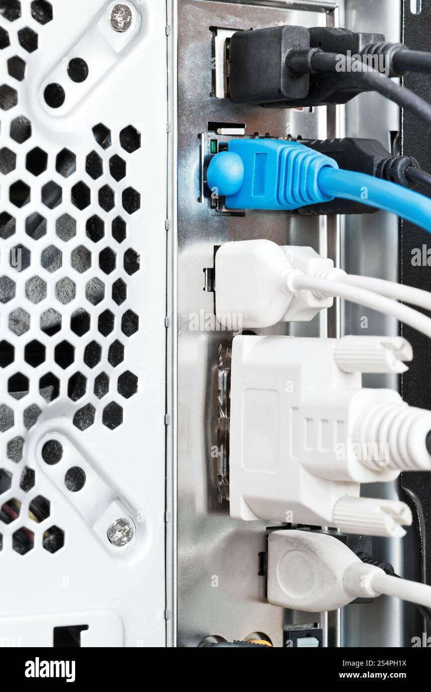 Kabel und Anschlüsse auf der Rückseite des Computers hautnah Stockfoto