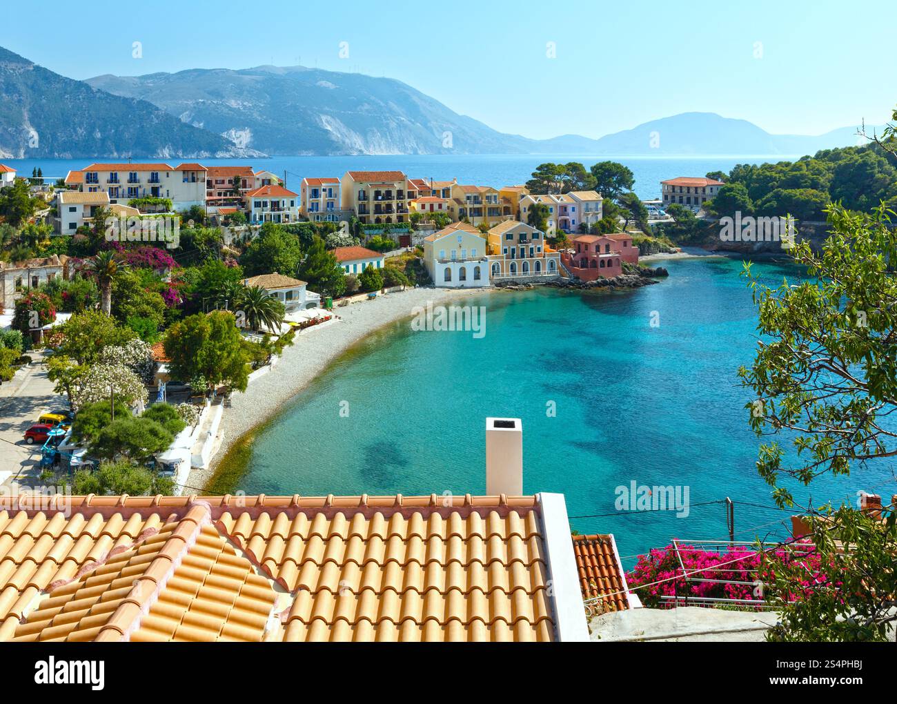 Sommerblick auf das Dorf Assos (Griechenland, Kefalonia, Ionisches Meer). Stockfoto