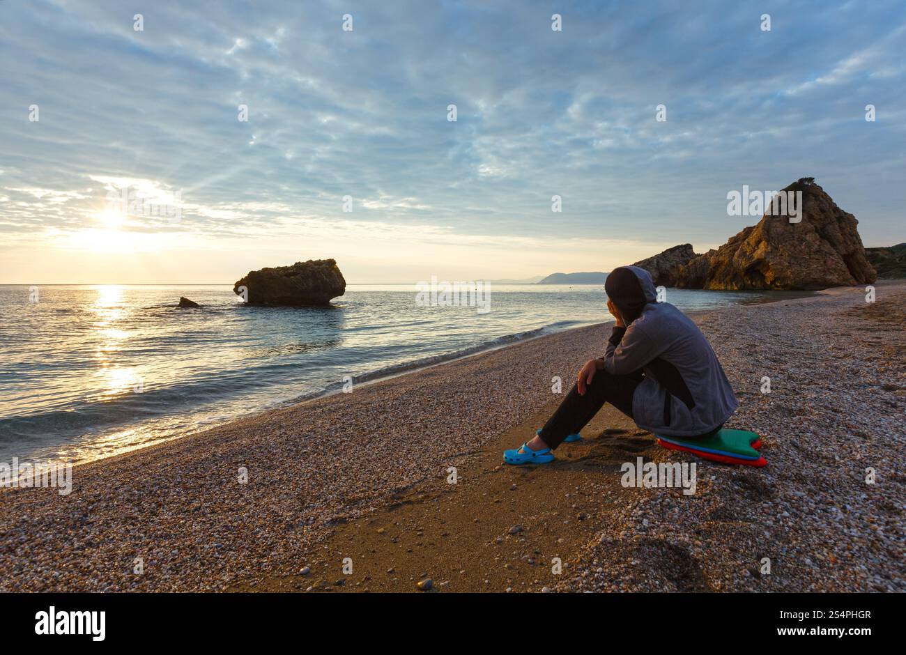 Frau am Strand Potistika. Sonnenaufgang (Griechenland). Ägäische Meer. Stockfoto