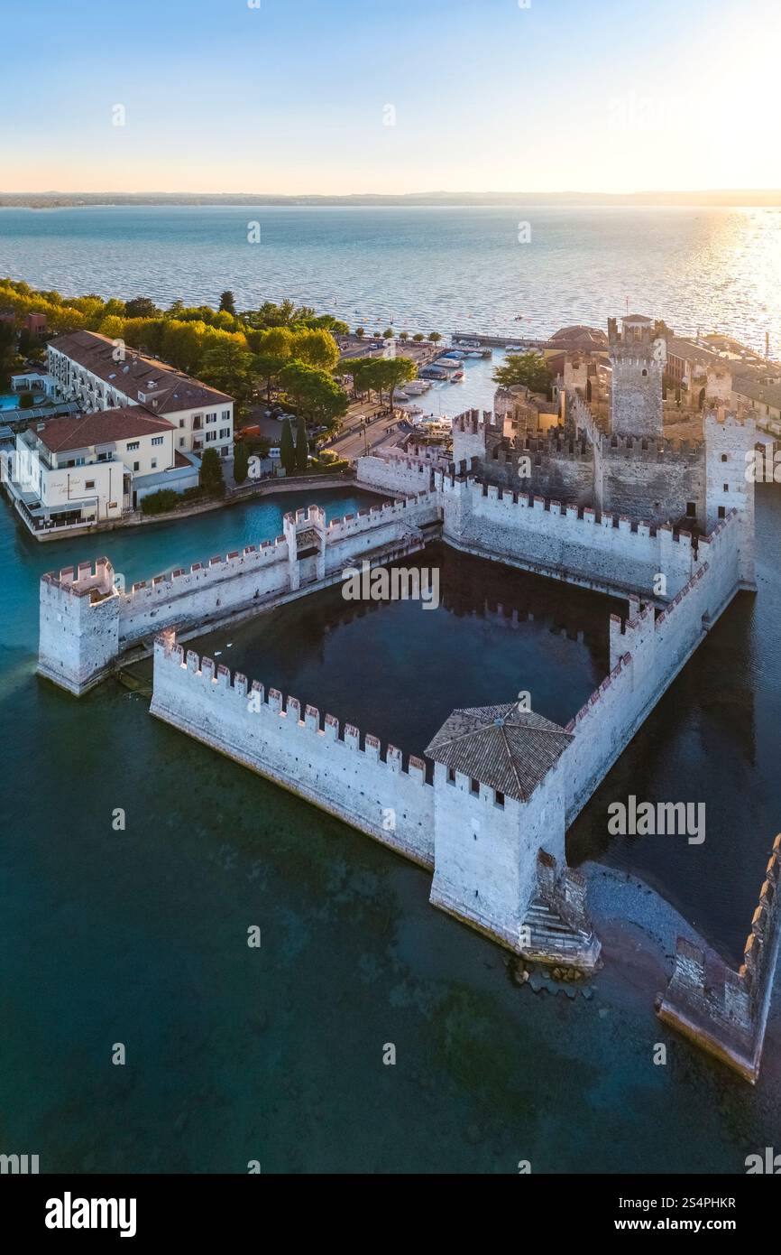 Luftaufnahme von Sirmione und castello Scaligero bei Sonnenuntergang. Sirmione, Gardasee, Lombardei, Brescia, Italien, Europa. Stockfoto