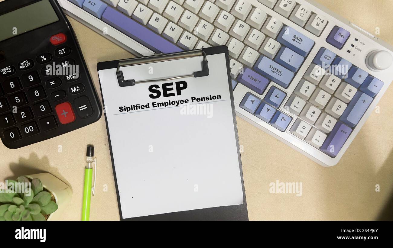 Konzept der SEP - Siplified Employee Pension schreibt auf Papieren isoliert auf Holztisch. Stockfoto Konzept der SEP - Siplified Employee Pension schreibt auf Papieren isoliert auf Holztisch. Stockfoto