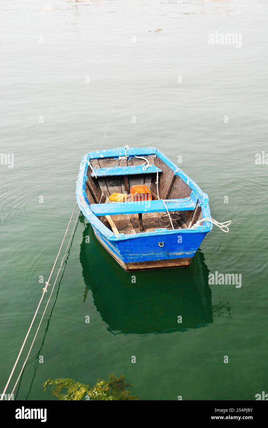 Blaues Boot im Wasser am Golf von Biskaya in Cambados Stadt, Galicien, Spanien Stockfoto