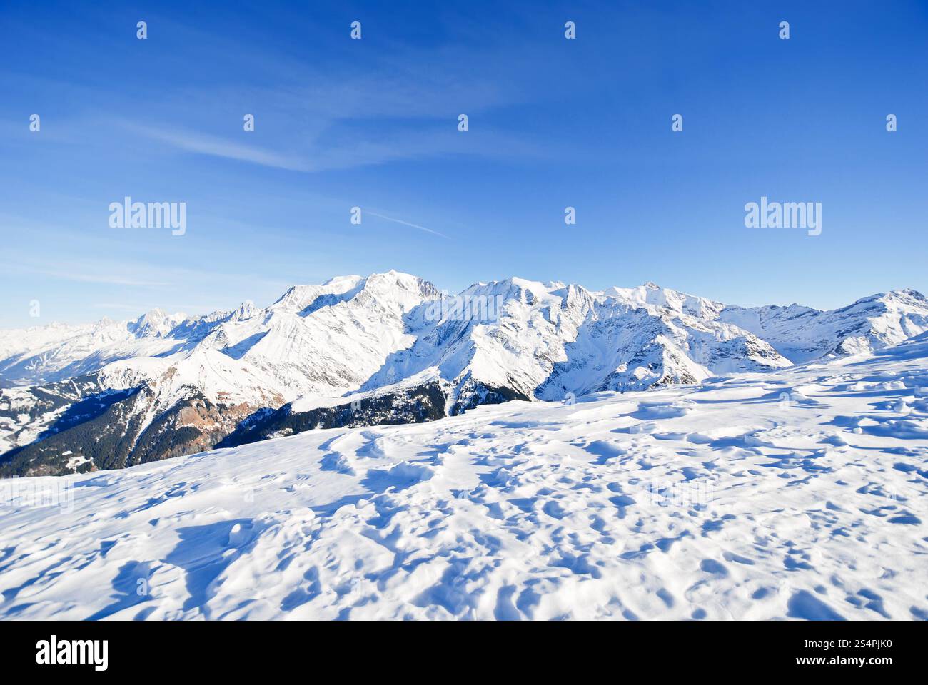 schneebedeckte Berge in den Alpen in der Region Portes du Soleil, Evasion - Mont Blanc, Frankreich Stockfoto