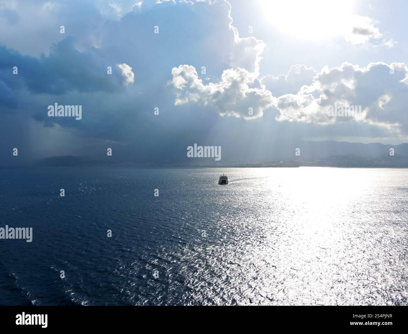 Das Schiff kommt am Sommerabend an die Küste Kalabriens in der Meerenge von Messina Stockfoto