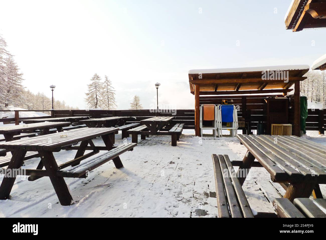 Leere Holztische im Bergrestaurant im Skigebiet Via Lattea (Milchstraße), Sestriere, Italien Stockfoto