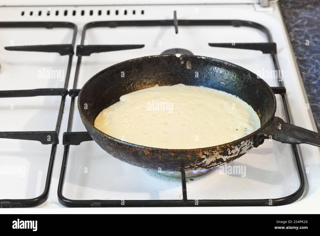Pfannkuchen auf Pfanne auf Gasherd Kochen Stockfoto