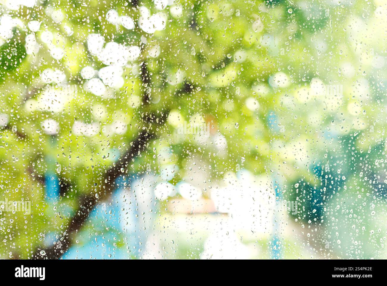 nass-home-Fenster mit Regentropfen nach Sommerregen Stockfoto