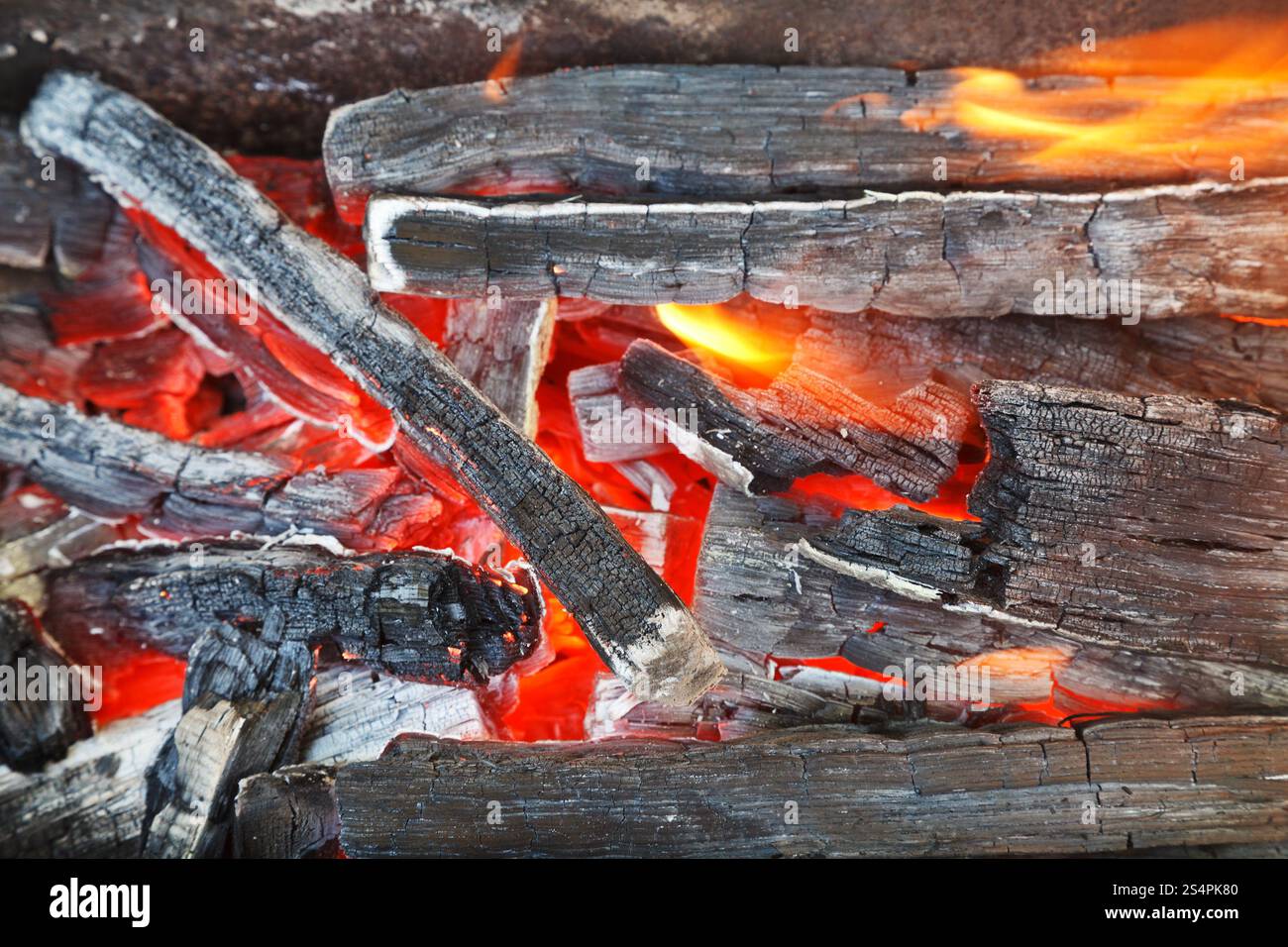 Flamme über brennende Holz-brennenden Kohlen hautnah Stockfoto