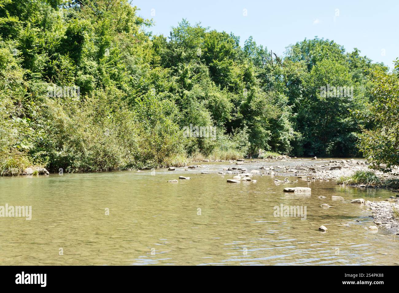 Abin Fluss mit Kosaken Ford im Kaukasus, Kuban, Russland Stockfoto
