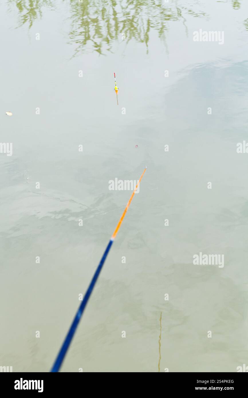 Angeln in ruhiger Fluss - der Schwimmer ist im Wasser, Kuban, Russland Stockfoto