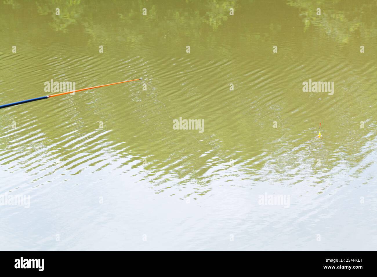 Angeln als Köder in einem ruhigen Fluss Kuban, Russland Stockfoto