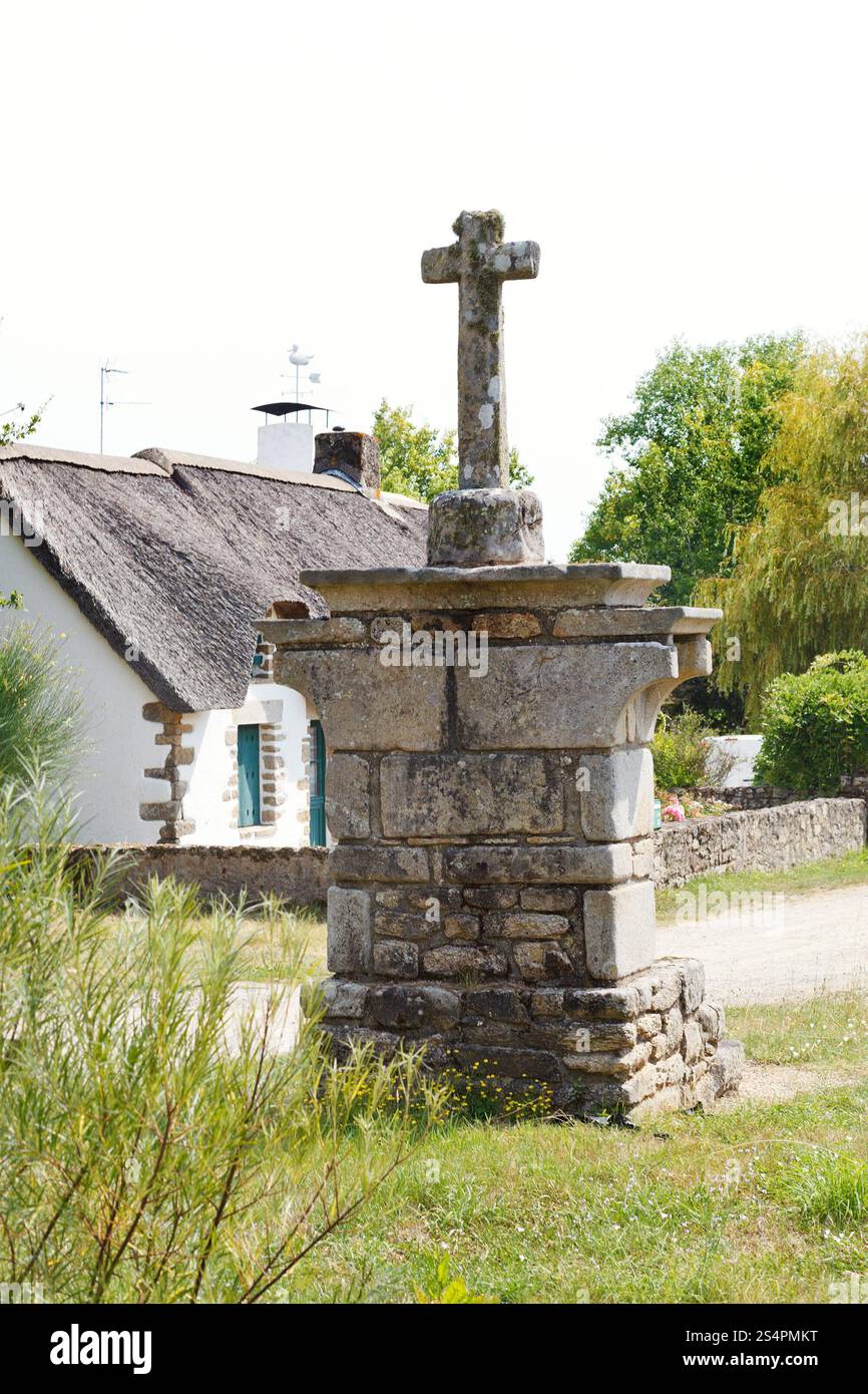 altes Steinkreuz im Dorf de Breca, im regionalen Naturpark Brière, Frankreich Stockfoto