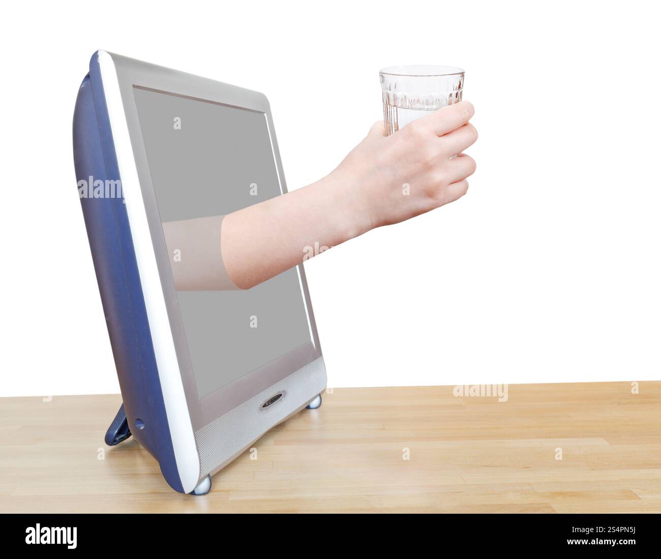 Hand mit klarem Wasser in Glas lehnt TV Bildschirm isoliert auf weißem Hintergrund Stockfoto