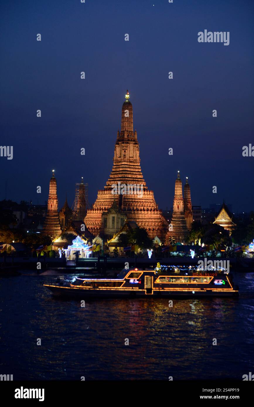 Der Wat Arun am Fluss Mae Nam Chao Phraya in Bangkok in Southeastasia. ASIEN THAILAND BANGKOK WAT ARUN Stockfoto