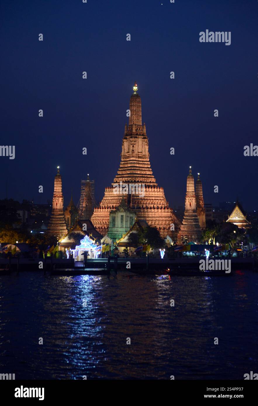Der Wat Arun am Fluss Mae Nam Chao Phraya in Bangkok in Southeastasia. ASIEN THAILAND BANGKOK WAT ARUN Stockfoto