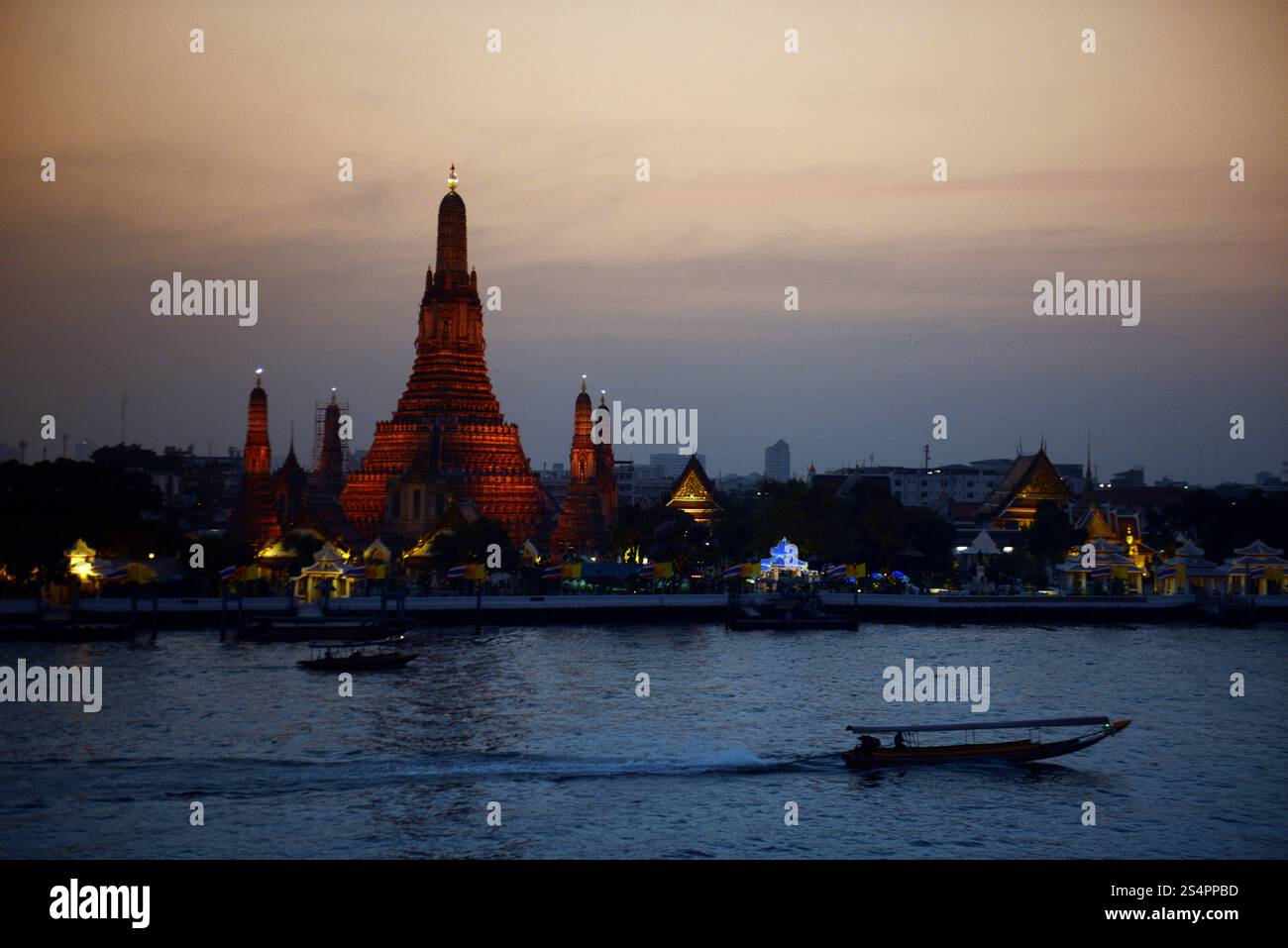 Der Wat Arun am Fluss Mae Nam Chao Phraya in Bangkok in Southeastasia. ASIEN THAILAND BANGKOK WAT ARUN Stockfoto