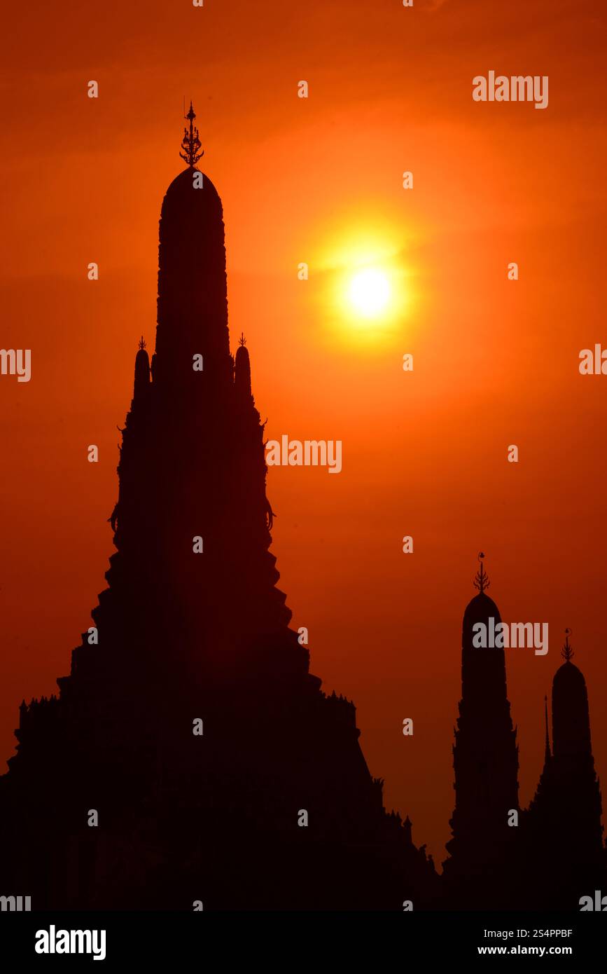 Der Wat Arun am Fluss Mae Nam Chao Phraya in Bangkok in Southeastasia. ASIEN THAILAND BANGKOK Stockfoto