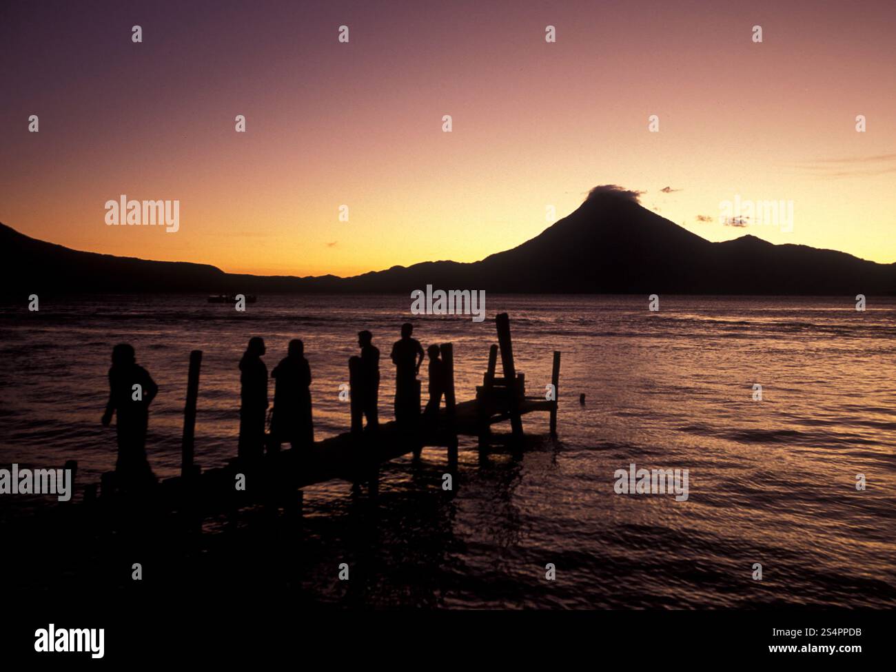 Der Atitlan-See mit den Vulkanen Toliman und San Pedro im hinteren Teil der Stadt Panajachel in Guatemala in Mittelamerika. . LATEINAMERIKA Stockfoto Der Atitlan-See mit den Vulkanen Toliman und San Pedro im hinteren Teil der Stadt Panajachel in Guatemala in Mittelamerika. . LATEINAMERIKA Stockfoto