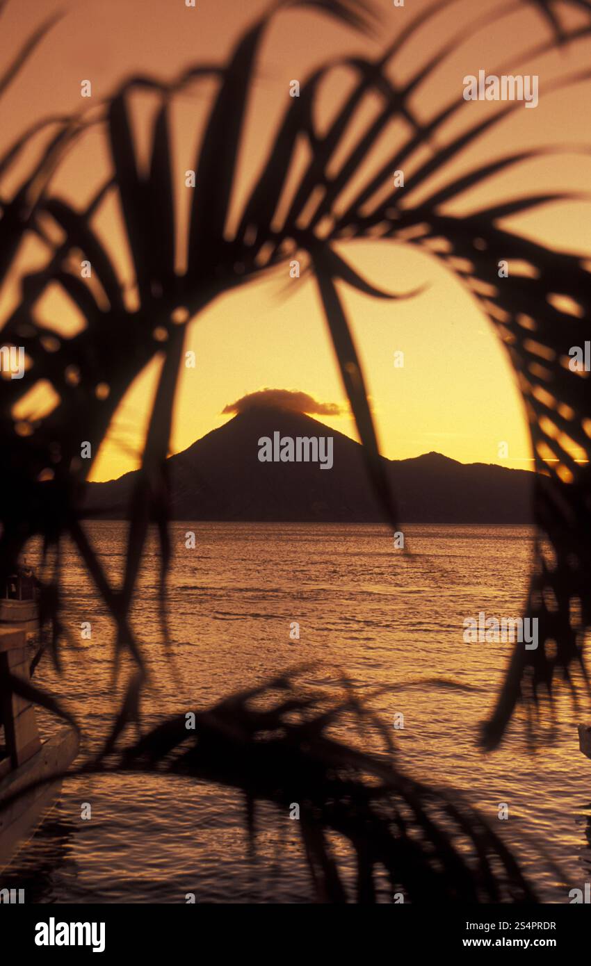 Der Atitlan-See mit den Vulkanen Toliman und San Pedro im hinteren Teil der Stadt Panajachel in Guatemala in Mittelamerika. . LATEINAMERIKA Stockfoto Der Atitlan-See mit den Vulkanen Toliman und San Pedro im hinteren Teil der Stadt Panajachel in Guatemala in Mittelamerika. . LATEINAMERIKA Stockfoto