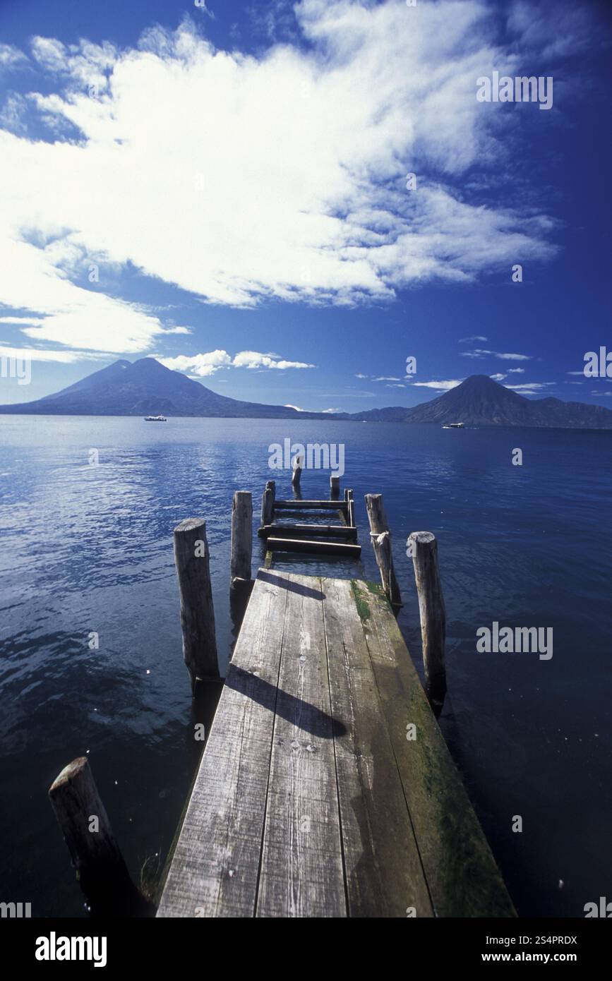 Der Atitlan-See mit den Vulkanen Toliman und San Pedro im hinteren Teil der Stadt Panajachel in Guatemala in Mittelamerika. . LATEINAMERIKA Stockfoto Der Atitlan-See mit den Vulkanen Toliman und San Pedro im hinteren Teil der Stadt Panajachel in Guatemala in Mittelamerika. . LATEINAMERIKA Stockfoto