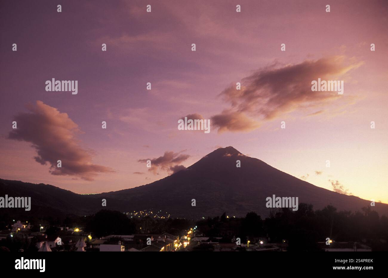 Der Vulkan Acatenango in der Nähe der Stadt Antigua in Guatemala in Mittelamerika. . LATEINAMERIKA GUATEMALA LAKE ATITLAN Stockfoto