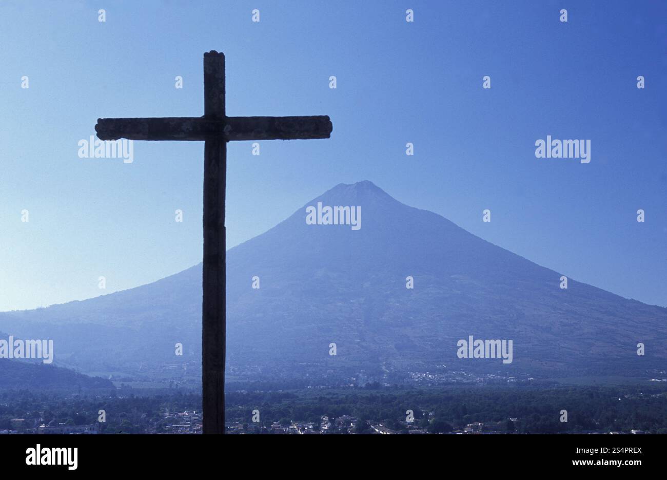 Der Vulkan Acatenango in der Nähe der Stadt Antigua in Guatemala in Mittelamerika. . LATEINAMERIKA GUATEMALA LAKE ATITLAN Stockfoto