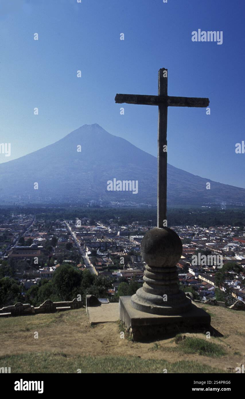 Der Vulkan Acatenango in der Nähe der Stadt Antigua in Guatemala in Mittelamerika. . LATEINAMERIKA GUATEMALA LAKE ATITLAN Stockfoto