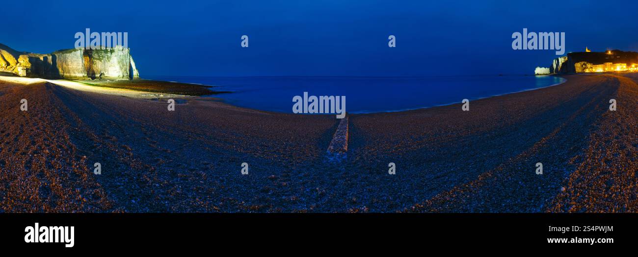 Etretat Küstenblick, Frankreich. Nacht Panorama. März 2014. Stockfoto