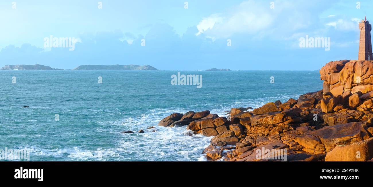 Leuchtturm von Ploumanach (Leuchtturm von Mean Ruz, erbaut 1946, geplant vom Architekten Henry Auffret). Perros-Guirec, Bretagne, Frankreich. Der Rosafarbene Granit Stockfoto