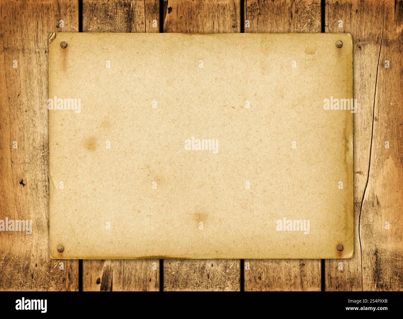 Leeres Vintage-Poster, genagelt auf eine Holzplatte. Leeres Vintage-Poster, das auf ein Holzbrett genagelt wurde Stockfoto