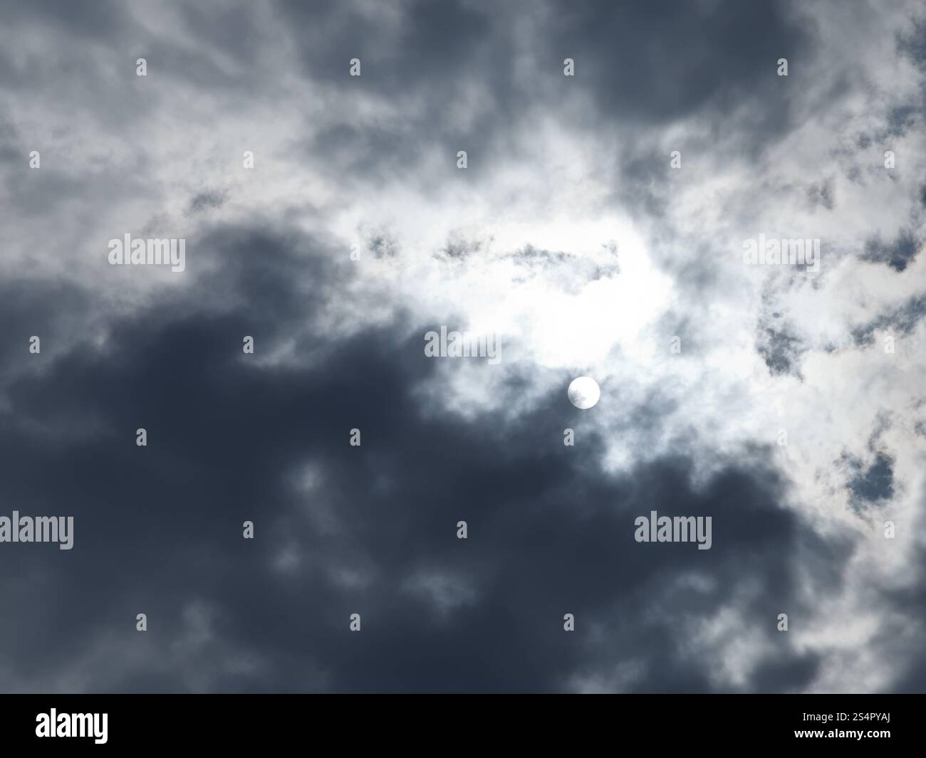weiße Sonne beleuchtet durch grauen regnerischen Wolken im Herbst, Crimea Stockfoto