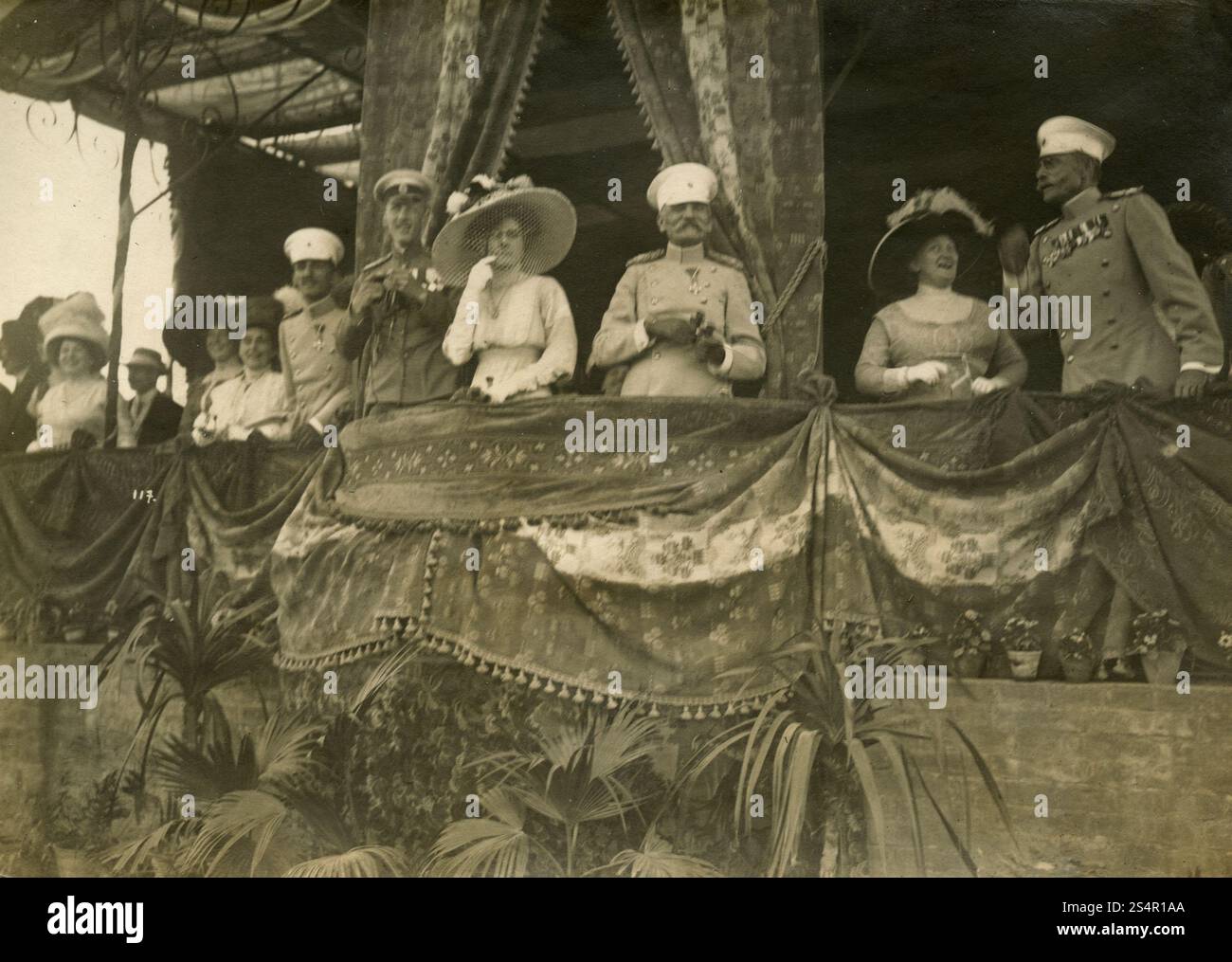 König Peter I. von Serbien, Prinzessin Helen und Prinz Iwan Konstantinowitsch und Kronprinz Georg bei einer Roadshow in Belgrad, 1910er Jahre Stockfoto