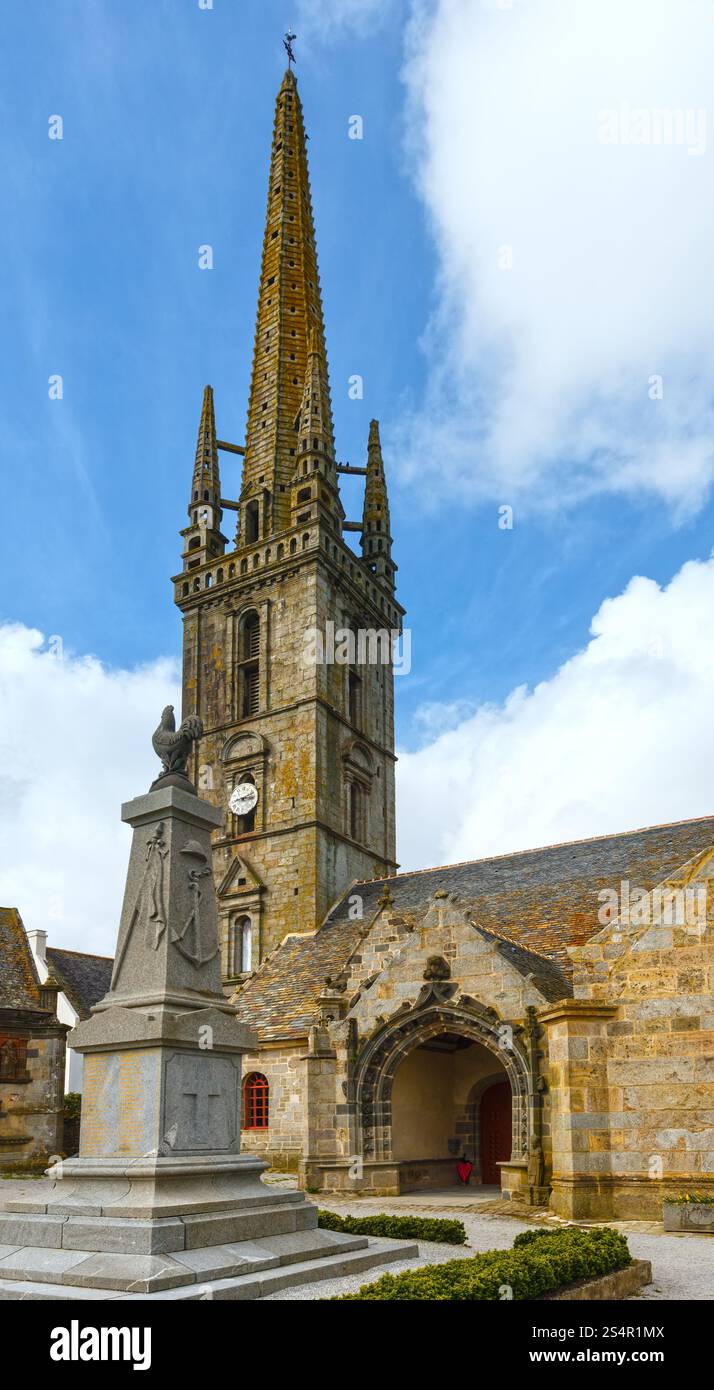 Die Kirche Saint-Suliau (16.-18.). Sizun, Bretagne, Frankreich. Frühlingsansicht. Stockfoto