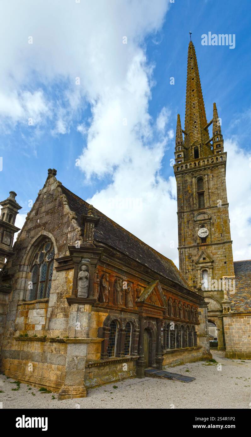 Die Kirche Saint-Suliau (16.-18.). Sizun, Bretagne, Frankreich. Frühlingsansicht. Stockfoto