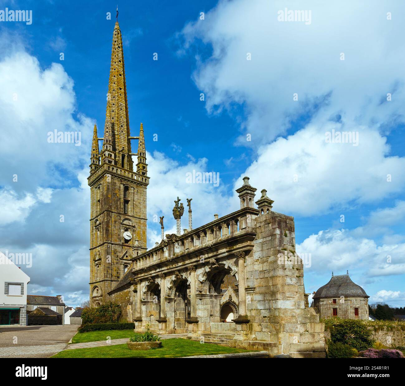 Arc de Triomphe und dem Saint-Suliau Kirche (16 th - 18 th). Sizun, Bretagne, Frankreich. Frühling-Ansicht. Stockfoto