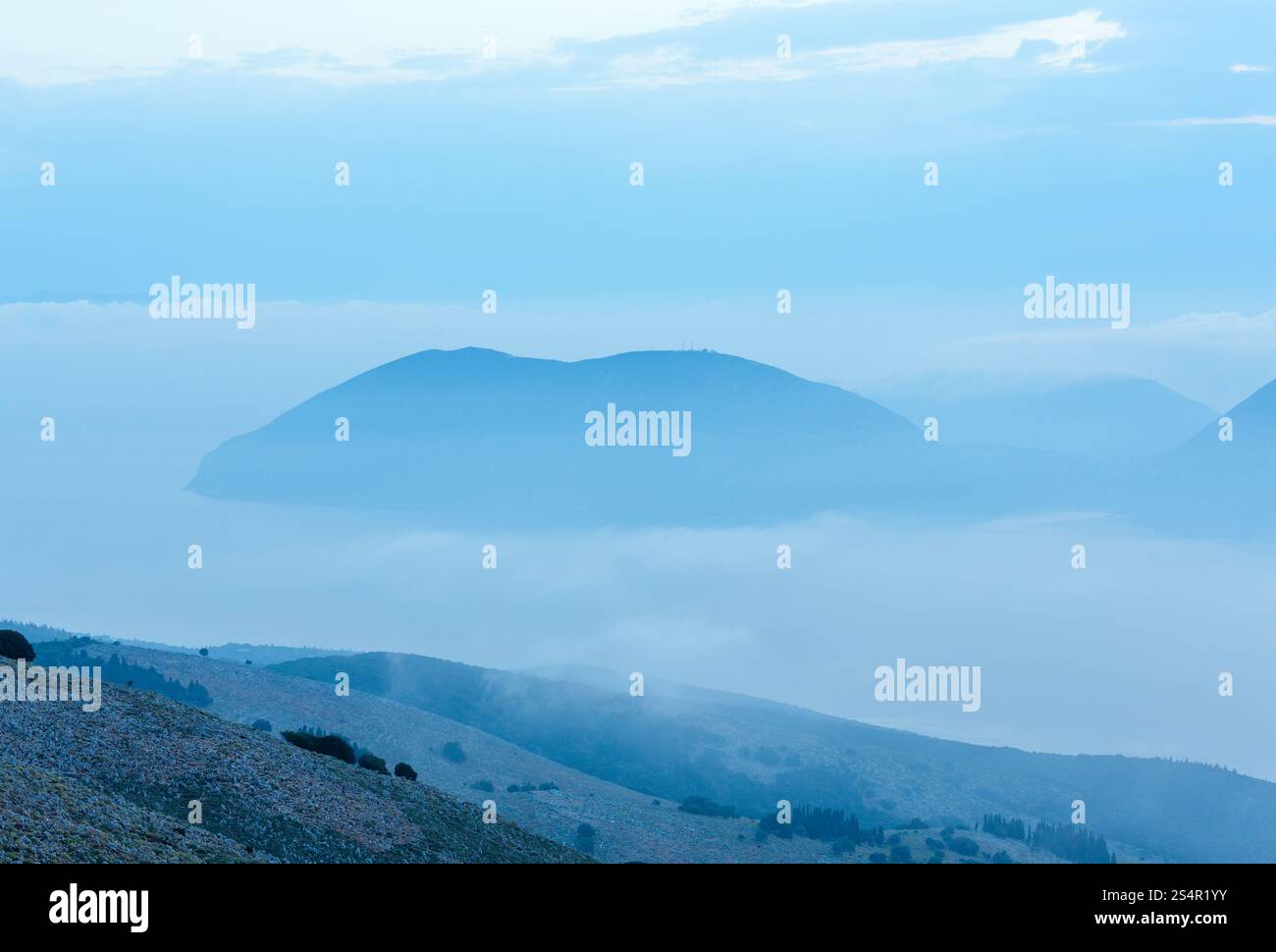 Sunrise nebligen Sommer Draufsicht nach Ithaka Island (Kefalonia, Griechenland). Stockfoto