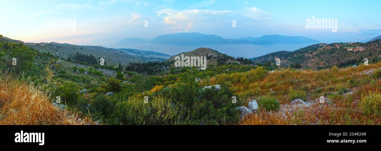 Sommer trüben Abend Draufsicht am Meer (Kefalonia, Griechenland). Panorama. Stockfoto