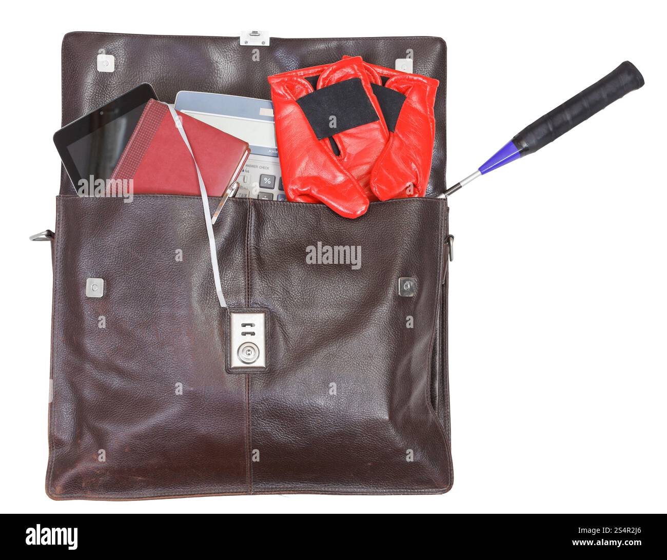Aktentasche aus Leder mit Business und Sport Aktivitäten isoliert auf weißem Hintergrund zu öffnen Stockfoto