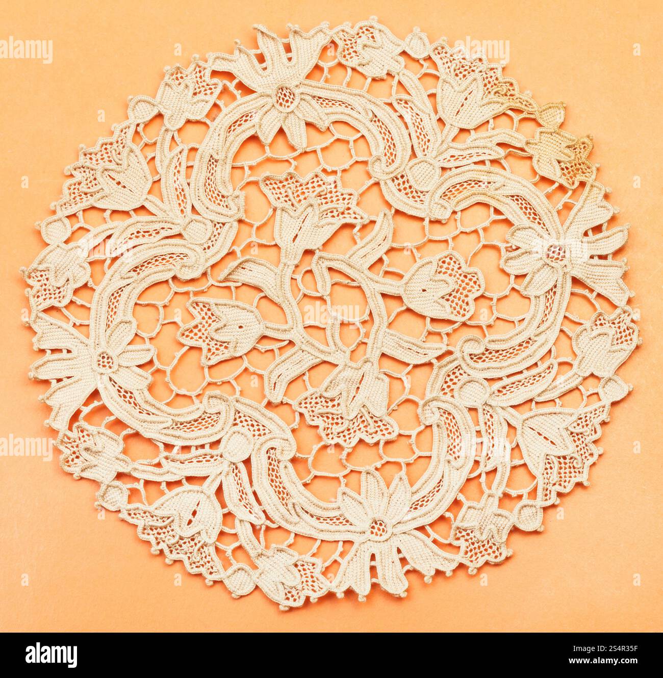 Vintage knitting Handwerk - Tischset aus niederländischen Spitze bestickt mit Nadel Stockfoto